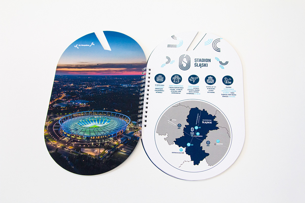 Folder wizerunkowy Stadionu Śląskiego w niestandardowym wykrojniku nawiązującym do sygnetu obiektu