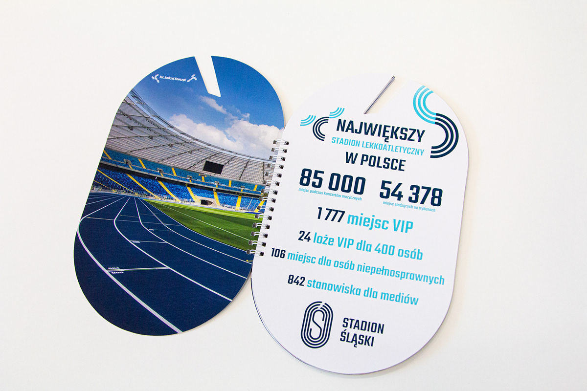 Folder wizerunkowy Stadionu Śląskiego w niestandardowym wykrojniku nawiązującym do sygnetu obiektu